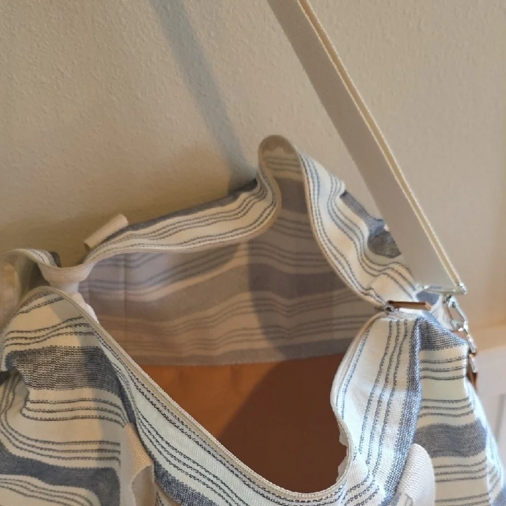 DSW Striped WEEKENDER Bag with Tan Accents - Picture 8 of 9